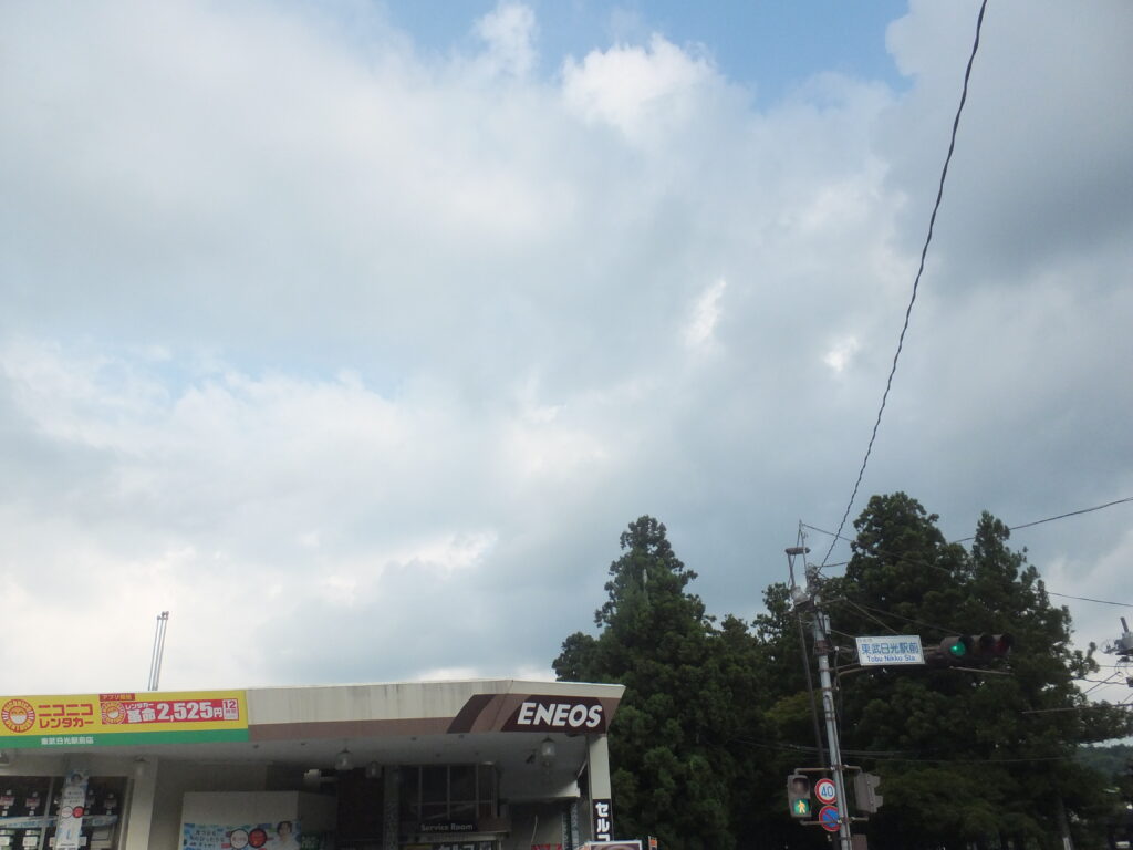 東武日光駅近くにあるENEOSの茶色い看板