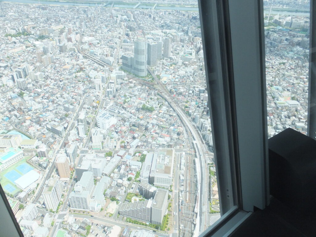 東京スカイツリーのそばを走っている京成線・東武線