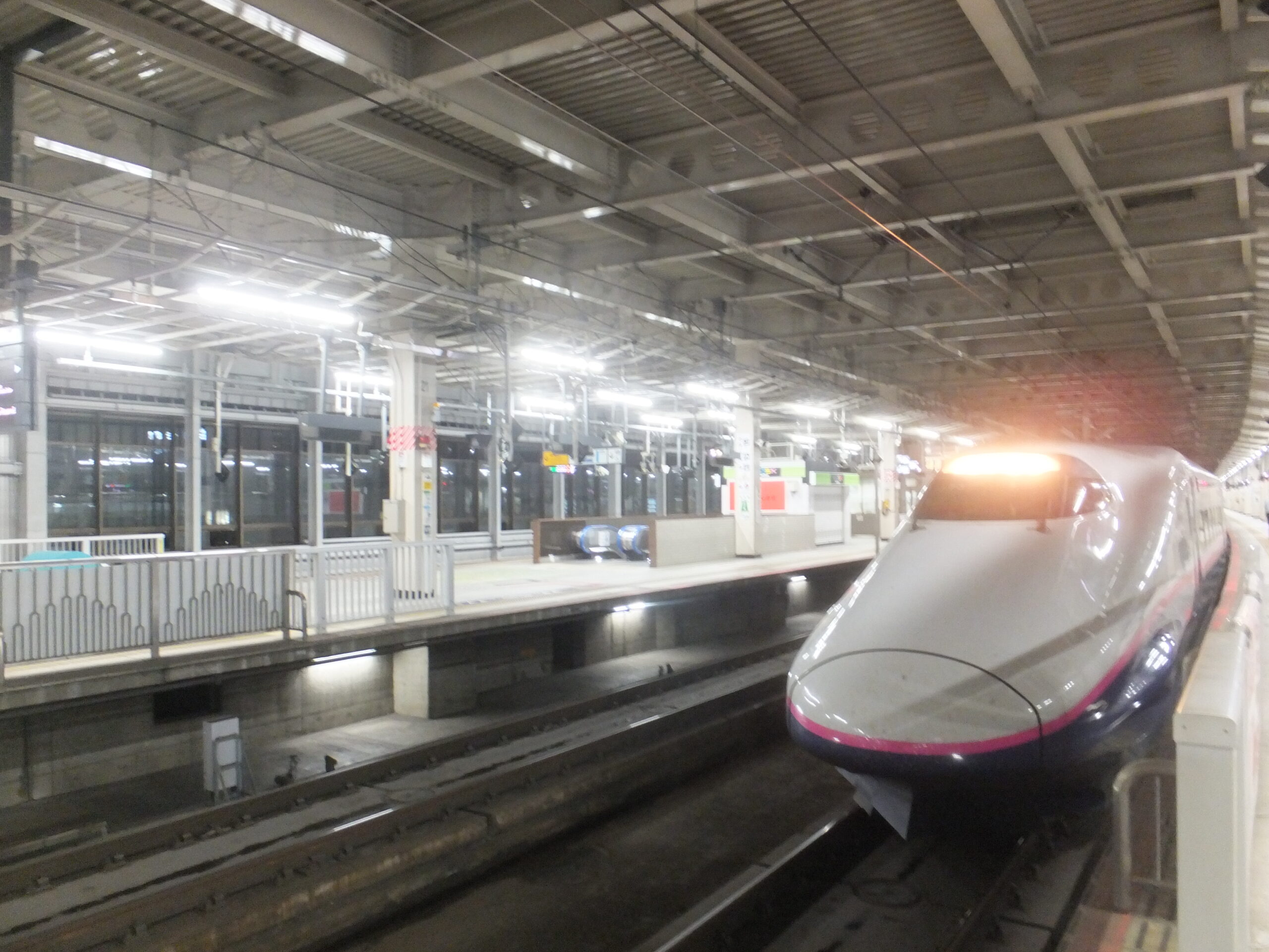 仙台駅に停車している新幹線